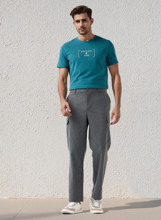 ايكونيك تيشيرت رجالي عصري بقصة ضيقة وياقة دائرية وأكمام قصيرة وطبعة - Image 2